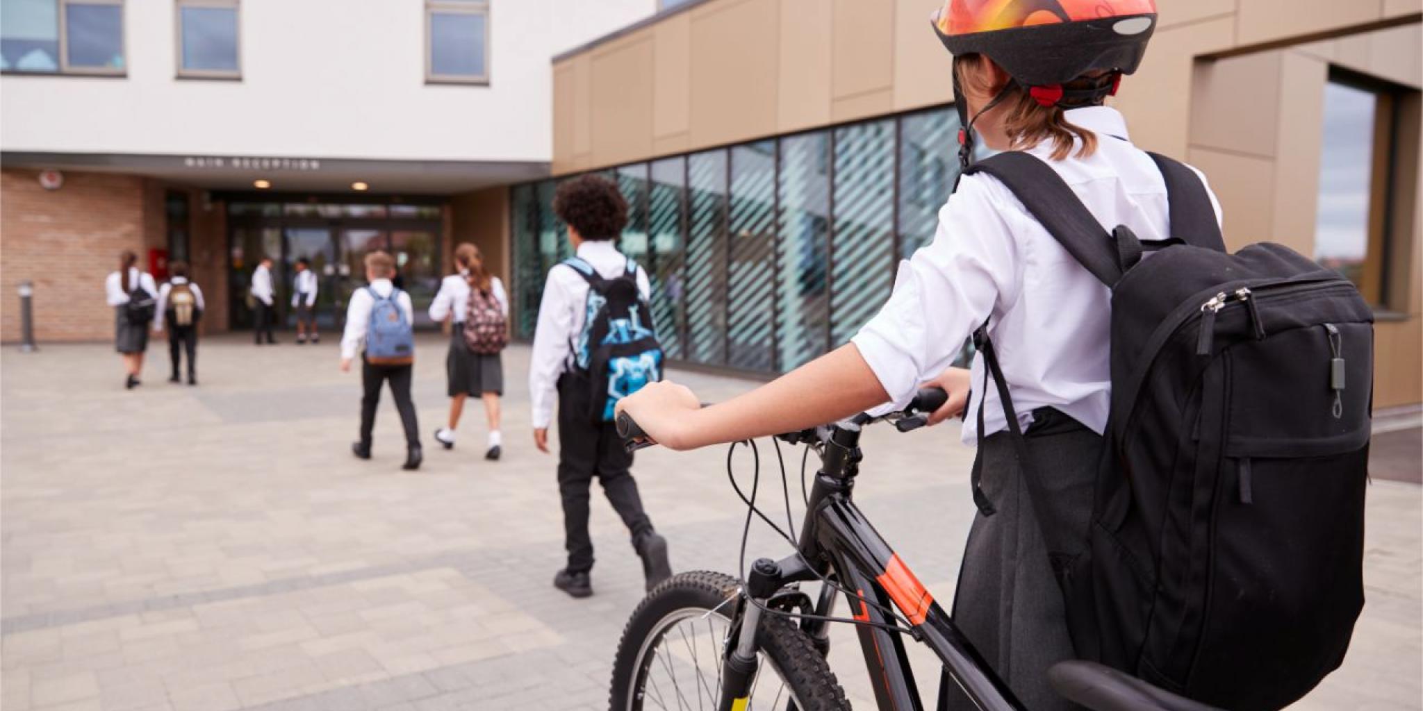 lopen-ingang-school-fiets-leerling-bb.jpg