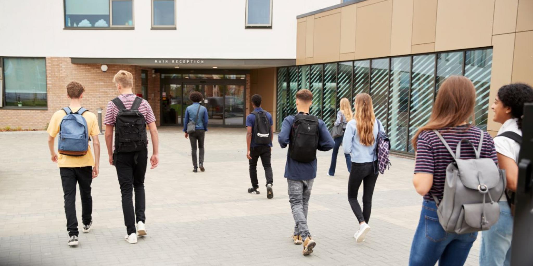 lopen-ingang-school-leerlingen-rugzakken-schoolplein-bb.jpg