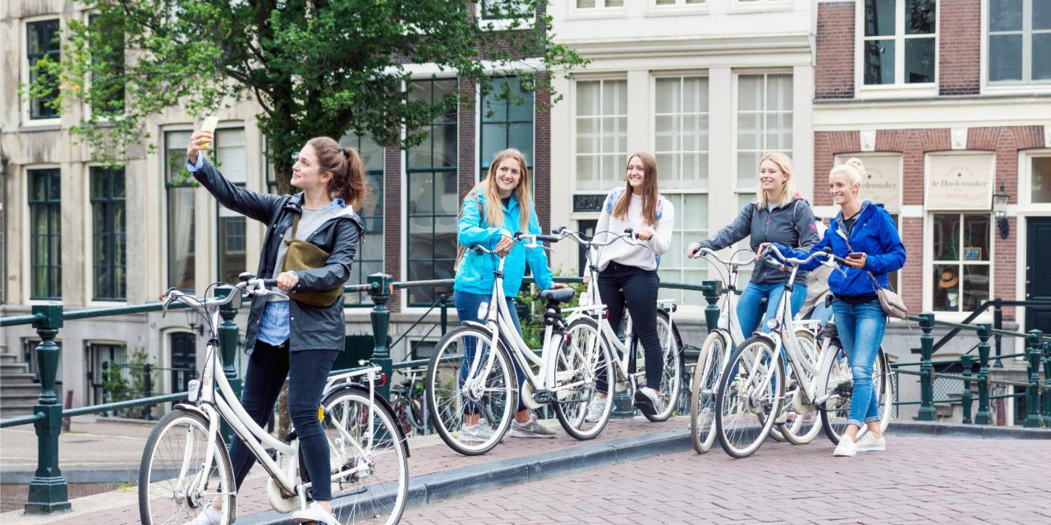 selfie-maken-leerlingen-fiets-gracht-bb.jpg