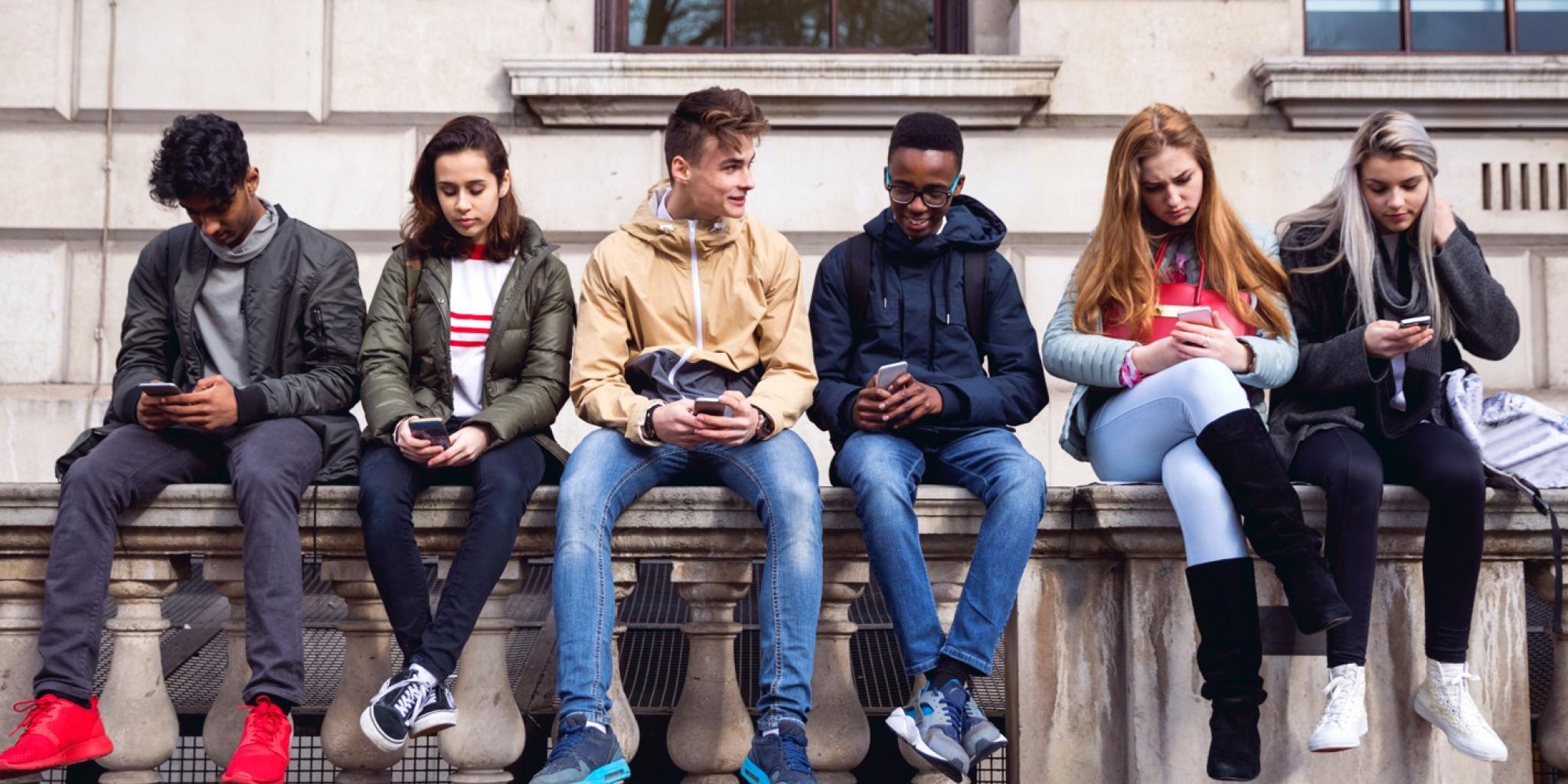 leerlingen-hangen-muurtje-bb