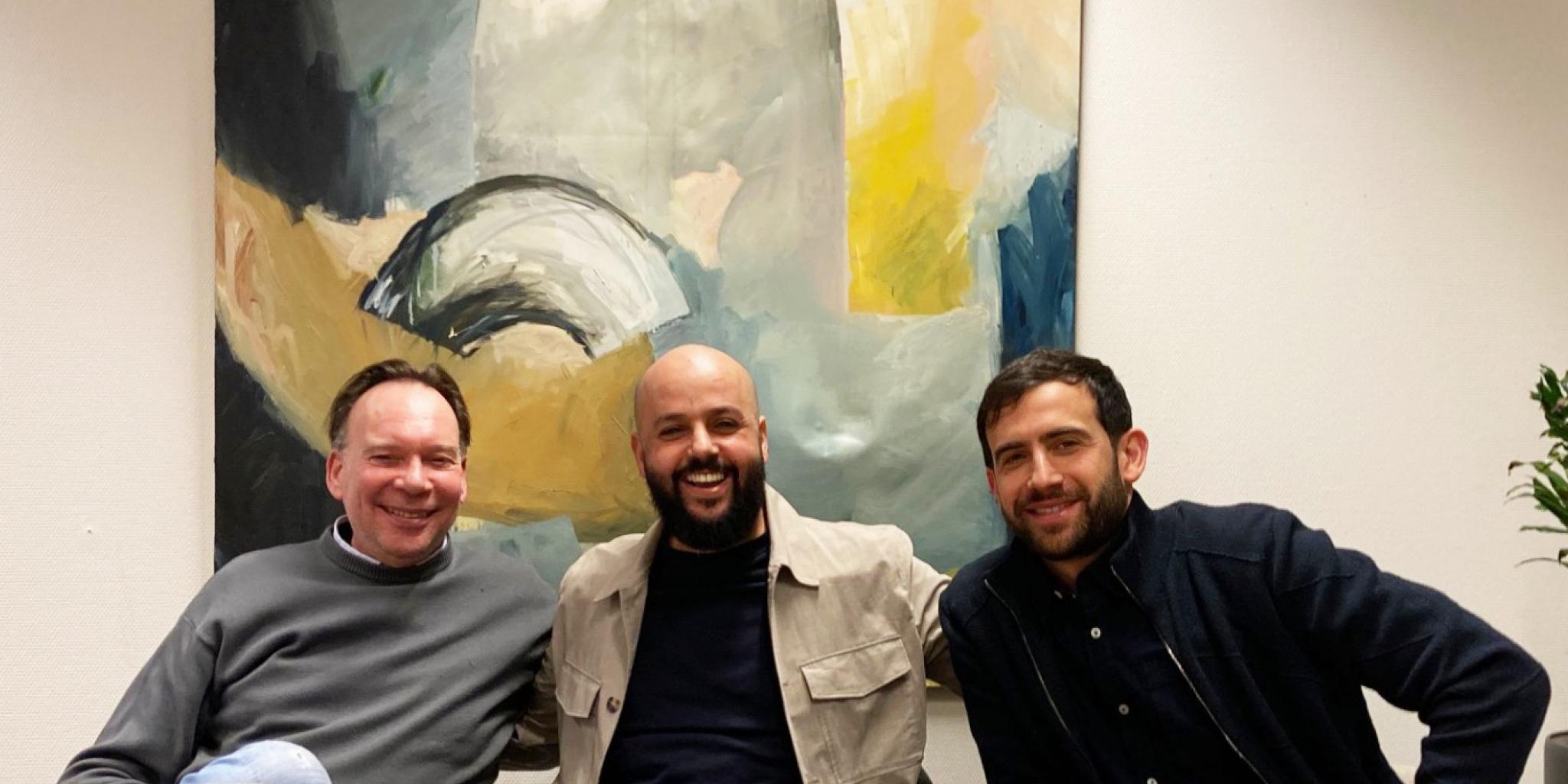 Directeur Pim van de Berg, projectleider schoolaanwezigheid van het swv Abdelilah Bouchikhi en ondersteuningscoordinator Yassin Irgin 
