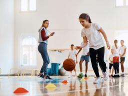 gymmen-basketballen-leerling-gymzaal-bb.jpg