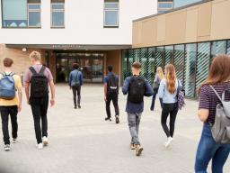 lopen-ingang-school-leerlingen-rugzakken-schoolplein-bb.jpg