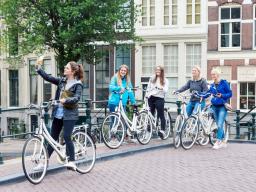selfie-maken-leerlingen-fiets-gracht-bb.jpg