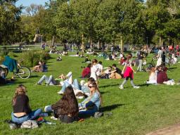 jongeren-zitten-gras-park-bb.jpg